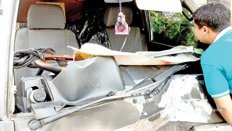 HARUS DITINDAK: Rokok ilegal yang berceceran di dalam mobil minibus nopol L 1359 C usai mengalami laka lantas di jalan nasional, tepatnya di Desa Kesambi, Kecamatan Pucuk, kemarin (10/7). (ANJAR DWI P