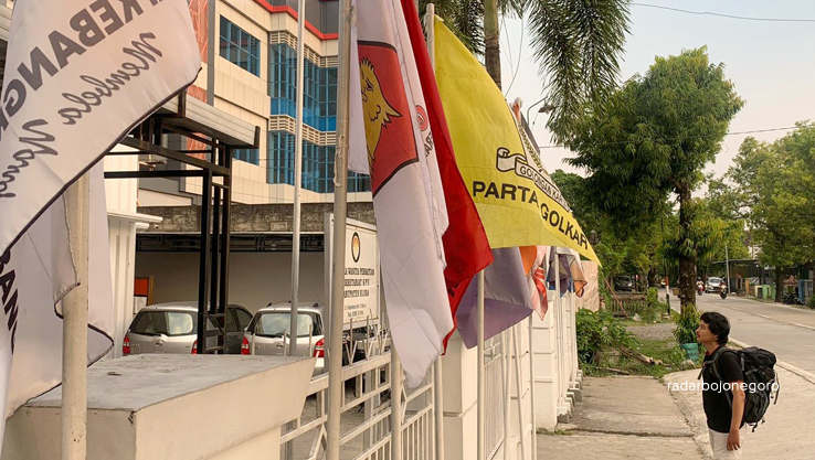 PEMILU: Bendera parpol di Gedung KPU Blora. Jumlah parpol berkurang satu setelag PBB dinyatakan TMS. &nbsp;(RAHUL OSCARRA DUTA/RDR.BLORA)