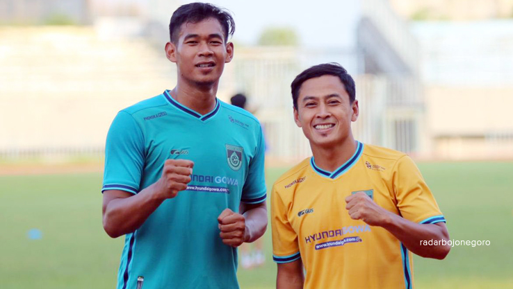 PUTRA DAERAH: Dua pemain asal Bojonegoro ini merumput di GU kompetisi Liga 2. Saat ini intens latihan.(ISTIMEWA FOR RDR.BJN)