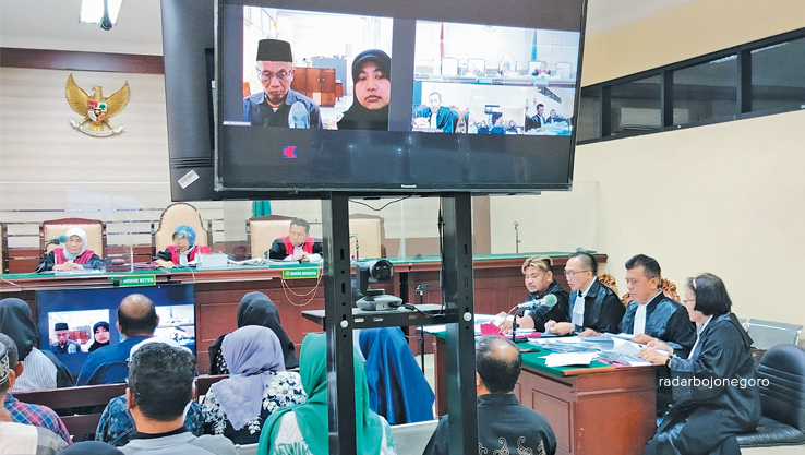 BERI KETERANGAN: Para guru SMPN 6 Bojonegoro dihadirkan di persidangan dugaan korupsi BOS. (ISTIMEWA FOR RDR.BJN)