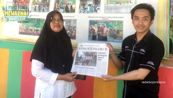 PENGIRIMAN CEPAT: Tim distribusi koran Radar Bojonegoro ke IGTK setiap kecamatan berjalan cepat. Festival Mewarnai Bupati Cup ini dengan media koran. (TIM MEWARNAI/RDR.BJN)