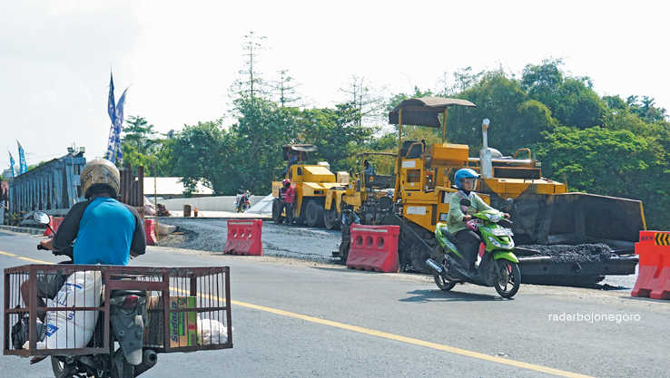 AKSES BARU: Pengaspalan Jembatan Jetak sisi utara. Mulai hari ini jembatan baru tersebut boleh dilewati. (YUAN EDO/RDR.BJN)