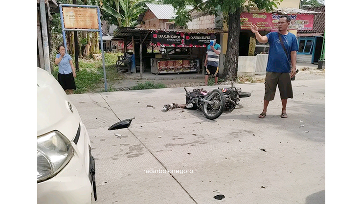 LAKA: Kondisi motor korban yang ringsek saat kecelakaan di Jalan Lettu Suwolo Jumat. Korban pengendara motor meninggal dunia. (DHANI WAHYU ALFIANSYAH/RDR.BJN)