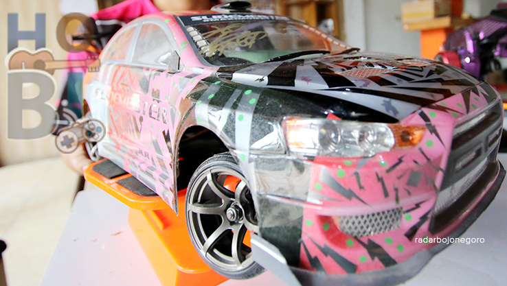 MAINAN MAHAL: Anaz Surya Syamsa menunjukkan mobil remote control (RC) drift kesayangannya. (ANJAR DWI PRADIPTA/RDR.LMG)