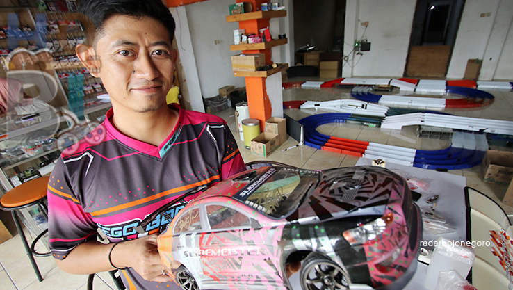 MAINAN MAHAL: Anaz Surya Syamsa menunjukkan mobil remote control (RC) drift kesayangannya. (ANJAR DWI PRADIPTA/RDR.LMG)