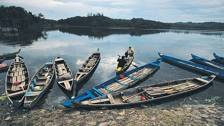 KEINDAHAN ALAM: Suasana senja di Waduk Greneng menjadi favorit warga Blora. Berlatar belakang Cemoro Pitu menjadi daya tarik sendiri bagi wahana wisata itu. (RAHUL OSCARRA/RDR.BLORA)