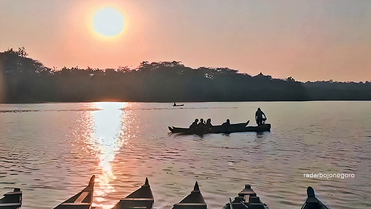 KEINDAHAN ALAM: Suasana senja di Waduk Greneng menjadi favorit warga Blora. Berlatar belakang Cemoro Pitu menjadi daya tarik sendiri bagi wahana wisata itu. (RAHUL OSCARRA/RDR.BLORA)