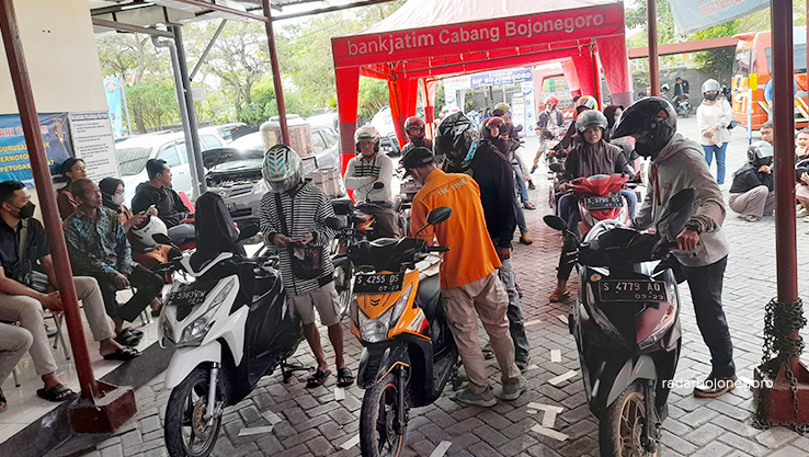MENGULAR: Pemilik kendaraan antre gesek nomor rangka motor di kantor Samsat. Pemohon membludak seiring hari terakhir pemutihan kemarin (14/7). (DEWI SAFITRI/RDR.BJN)