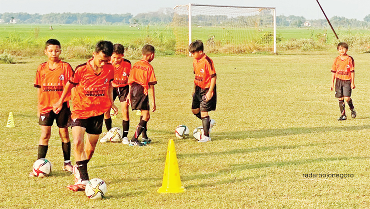 REGENERASI: Anak-anak mengikuti SSB dan akademi. Hanya, saat ini tidak ada kompetisi usia dini. (IST/RDR.BJN)