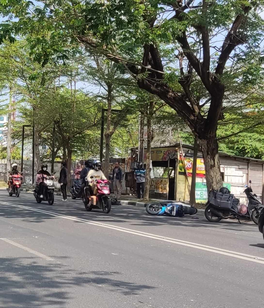 DIDUGA LAKA TUNGGAL: Motor korban berada di tengah jalan. Motor Beat nopol S 3995 FK. (WAHYU DHANI A/RDR.BJN)