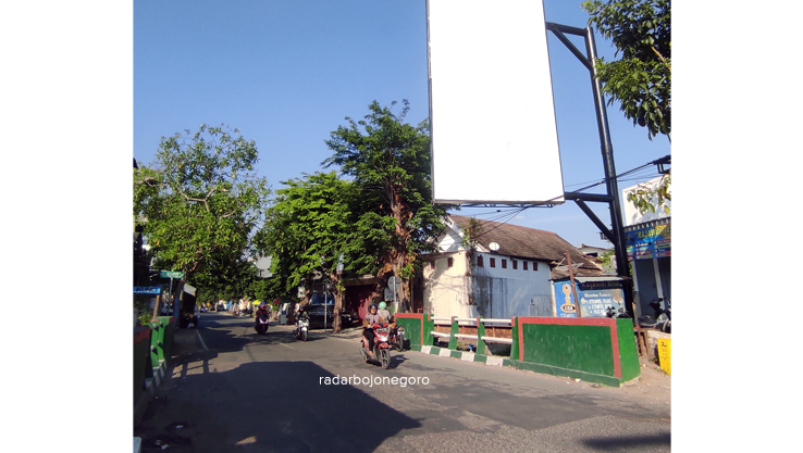 MEPET JALAN: Papan reklame berdiri di pertigaan Jalan Rajawali dan Jalan Kartini, belum diketahui pemasang papan dan tidak adanya keterangan nama biro. (DHANI WAHYU ALFIANSYAH/RDR.BJN)