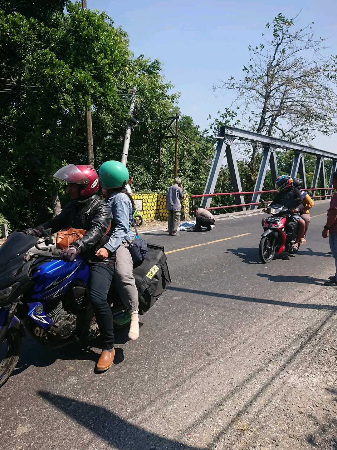LAKA: Salah satu petugas saat mengevakuasi korban pasca kecelakaan di jembatan Jalan Bojonegoro-Babat, persulisnya Desa Kabunan, Balen. Korban meninggal dunia.(Istimewa for Rdr.Bjn)