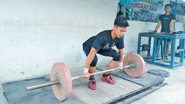 JELANG PORPROV: Atlet angkat besi berlatih. Cabor ini andalan peraih medali. (M. IRVAN RAMADHON/RDR.BJN)