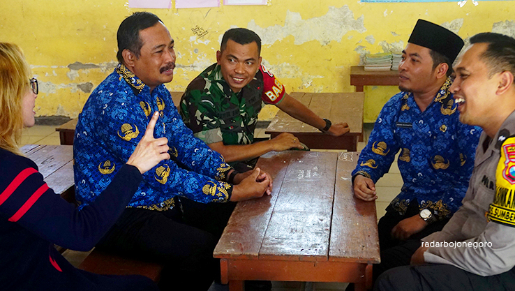 TUKAR GAGASAN: Wali murid siswa SDN Sumberejo 3 berdebat dengan perwakilan disdik. Butuh solusi agar anak bisa kembali belajar. (YUAN EDO/RDR.BJN)