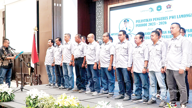 DILANTIK: Pengurus Persatuan Wartawan Indonesia (PWI) Lamongan periode 2023 &ndash; 2026 dilantik Ketua PWI Jawa Timur Lutfil Hakim kemarin (18/7) di aula Gadjah Mada Lantai 7 gedung Pemkab Lamongan. (ISTIM