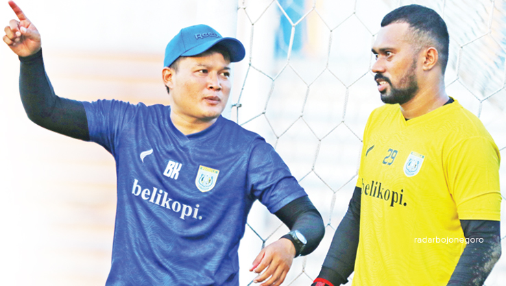 DIAGENDAKAN LAGA AWAY: Kiper Persela Lamongan bakal diuji di kandang Persijap Jepara akhir pekan ini dalam label laga uji coba. (ANJAR DWI PRADIPTA/RDR.LMG)