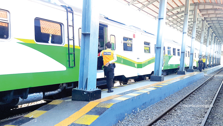 TERPENGARUH: Sebanyak delapan KA yang melintas di Stasiun Lamongan terlambat datang, akibat kecelakaan antara truk v KA Brantas jurusan Jakarta &mdash; Blitar, Selasa malam (18/7). (M. GAMAL AYATOLLAH/RDR.L