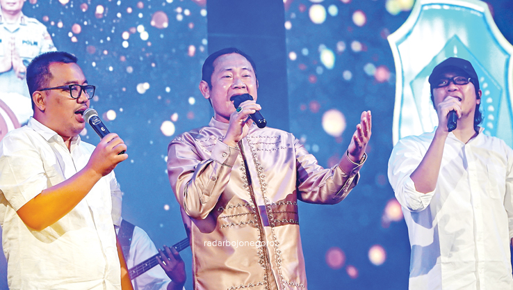 MENGHAYATI: Bupati Yes berduet bersama Forkopimda Lamongan dan Band Letto menyanyikan lagu berjudul Sebelum Cahaya. (ISTIMEWA FOR RDR.LMG)
