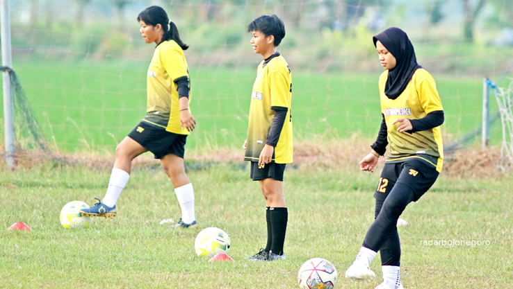 BELUM KOMPLIT: Pemain putri sepak bola Porprov Lamongan berlatih mengontrol bola. (ANJAR DWI PRADIPTA/RDR.LMG)