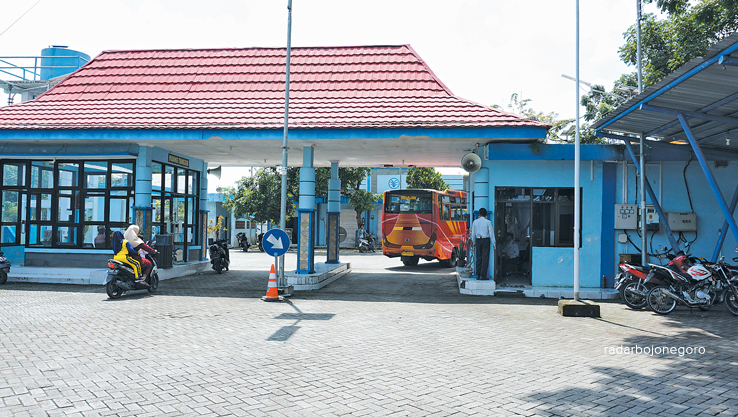 SEPI PENUMPANG: Terminal Temayang tampak sepi. Saat ini hanya ada 2-3 bus yang beroperasi. (DEWI SAFITRI/RDR.BJN)