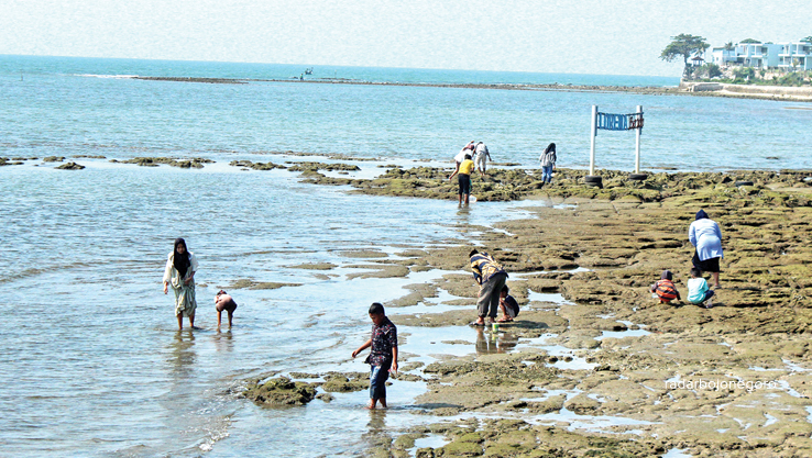 RAMAI: Pantai Lorena di Desa Penanjan, Kecamatan Paciran ramai dikunjungi karena lokasinya cukup strategis. &nbsp;(ISTIMEWA FOR RDR.LMG)
