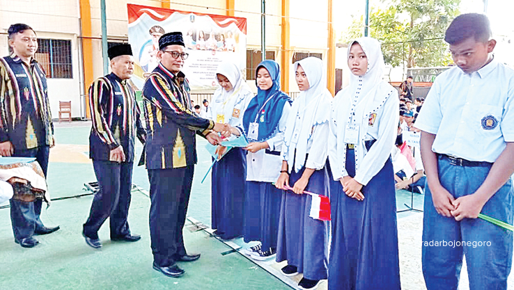 MPLS MENYENANGKAN: Kepala SMK Negeri 1 Kalitengah Syufa&rsquo;at, S.Pd., M.M.Pd memberikan apresiasi kepada siswa baru dalam kegiatan MPLS. (ISTIMEWA FOR RDR.LMG)