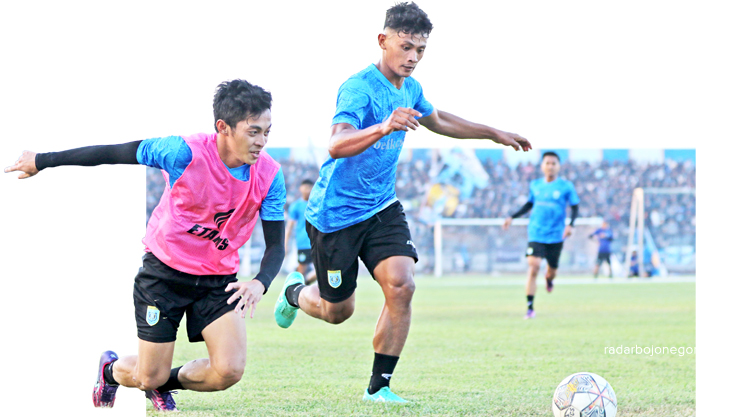ASAH KEMAMPUAN TIM: Skuad Persela dijadwalkan melakoni laga uji coba melawan Persijap di Stadion Gelora Bumi Kartini Jepara, besok malam (20/7). (ANJAR DWI PRADIPTA/RDR.LMG)