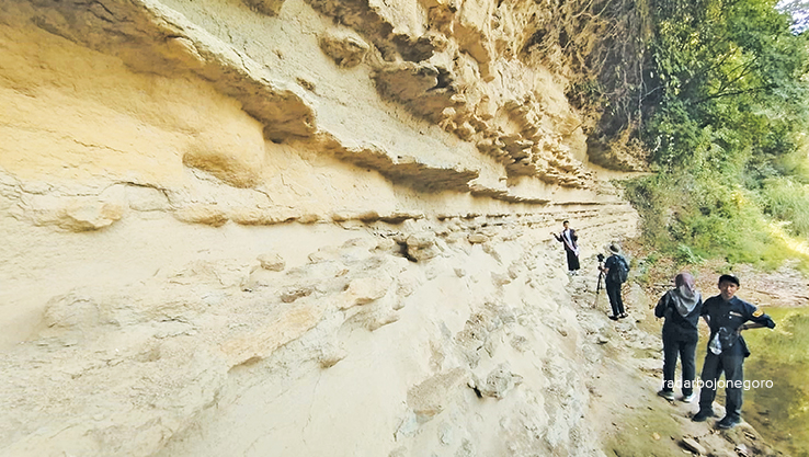 TERKIKIS ALAMI: Dinding relief Sungai Kalinanas terbentuk secara alami. Fenomena alam tersebut terbentuk dengan waktu cukup lama. (RAHUL OSCARRA DUTA/RDR.BLORA)