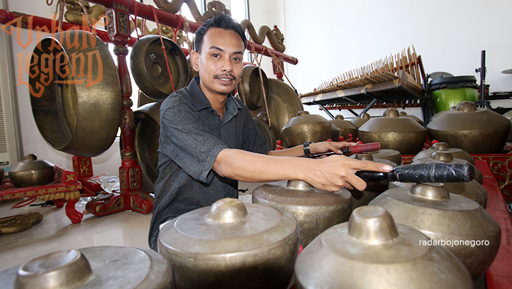 MELESTARIKAN: Khoirudin saat menunjukkan kemampuannya memainkan alat musik tradisional. (ANJAR DWI PRADIPTA/RDR.LMG)