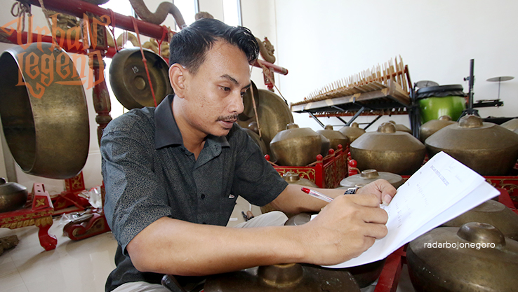 MELESTARIKAN: Khoirudin saat menunjukkan kemampuannya memainkan alat musik tradisional. (ANJAR DWI PRADIPTA/RDR.LMG)