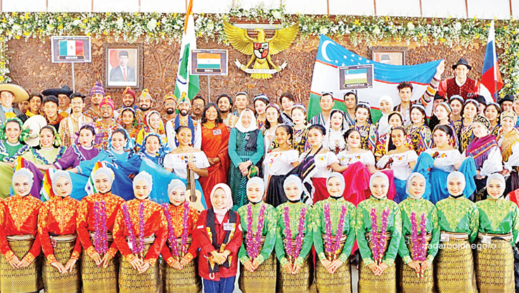 PEDULI BUDAYA: Bupati Bojonegoro Anna Mu&rsquo;awanah berfoto bersama delegasi budaya dari Aceh dan empat negara. Beragam kegiatan menghibur di BTIFF. (IST/RDR.BJN)
