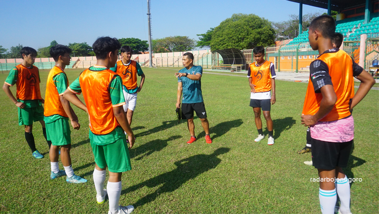 LATIHAN: Pelatih Bambang Pramudji memberi instruksi kepada para pemain sepak bola porprov kemarin. (YUAN EDO/RDR.BJN)