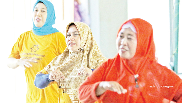 SEMANGAT: Para ibu-ibu melakukan olahraga zumba dengan mengikuti gerakan instruktur.  (ANJAR DWI PRADIPTA/RDR.BJN)