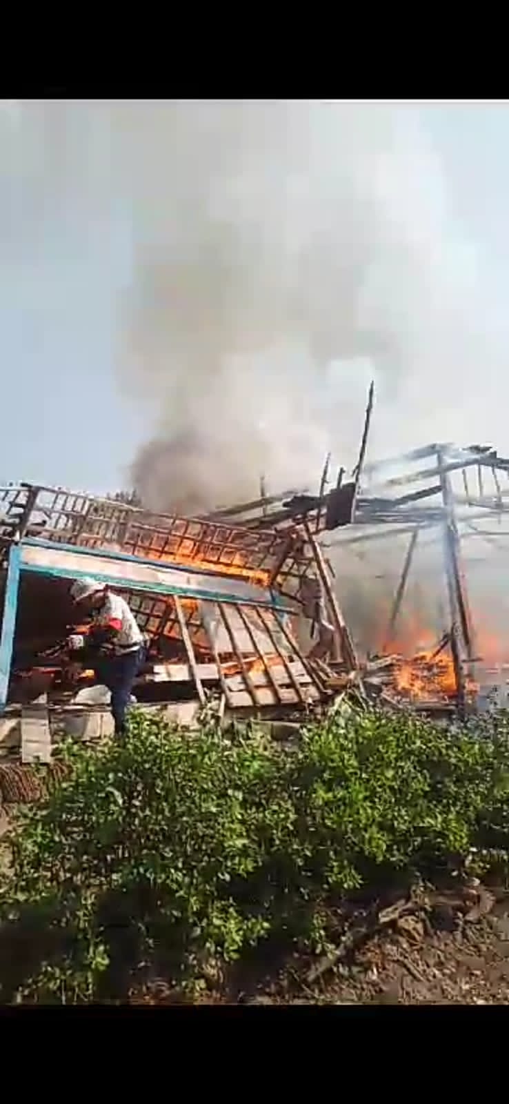 KOBARAN API: Rumah milik Sati ludes terbakar. Kebakaran diduga korsleting listrik itu terjadi di Desa Ngrancang, Kecamatan Tambakrejo, Bojonegoro, Senin (24/7).