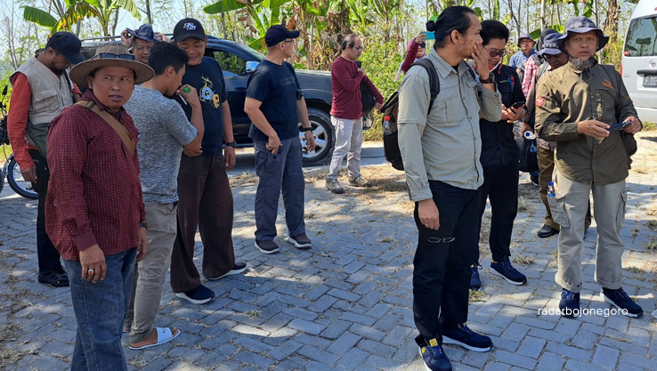 SURVEI LAHAN: KLHK survei kawasan hutan dibebaskan untuk pembangunan Bendungan Karangnongko didampingi bersama Kades Ngelo, Kecamatan Margomulyo, dan Dinas Pekerjaan Umum Sumber Daya Air Bojonegoro.