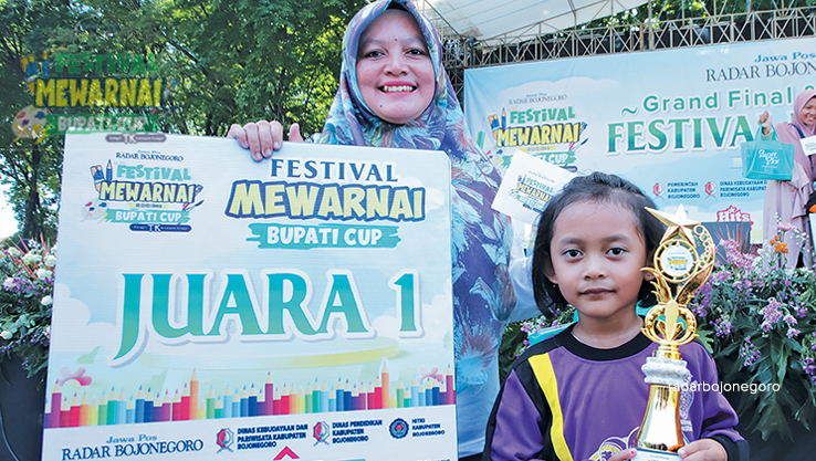 BERPRESTASI: Chaila Filza El-Khalisa, juara 1 Festival Mewarnai Bupati Cup 2023 didampingi orang tua menerima piala dari Jawa Pos Radar Bojonegoro. (AHMAD HAKAM ALGHIVARI/RDR.BJN)