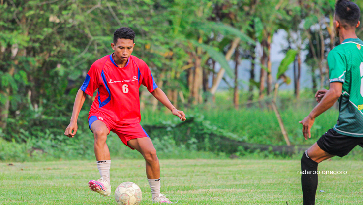 POTENSI: Febri Suryanto ketika membela klub internal Indonesia Muda (IM). Pemain muda asal Bojonegoro tersebut sementara ini ikut pemusatan latihan skuad Persebaya U-20 untuk kompetisi EPA. (ISTIMEWA