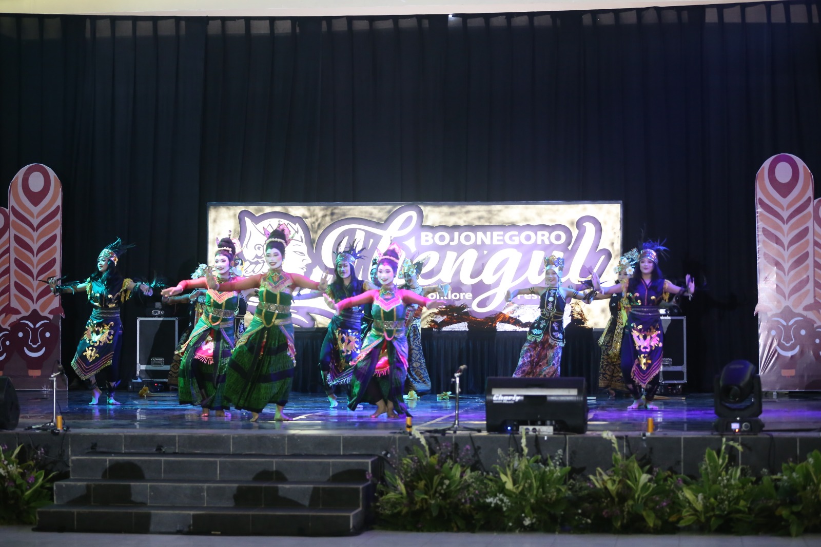 HIBURAN: Para siswa antusias melihat tari thengul Bojonegoro Thengul International Folklore Festival (B-TIFF) di Gedung Serbaguna, Selasa (25/7).