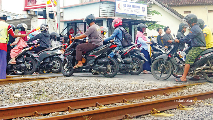 AKSES MENUJU KOTA: Keramaian kendaraan di Pertigaan Proliman Kapas. Pemkab berencana membangun flyover. Tahun ini masih tahap DED. (YUAN EDO/RDR.BJN)