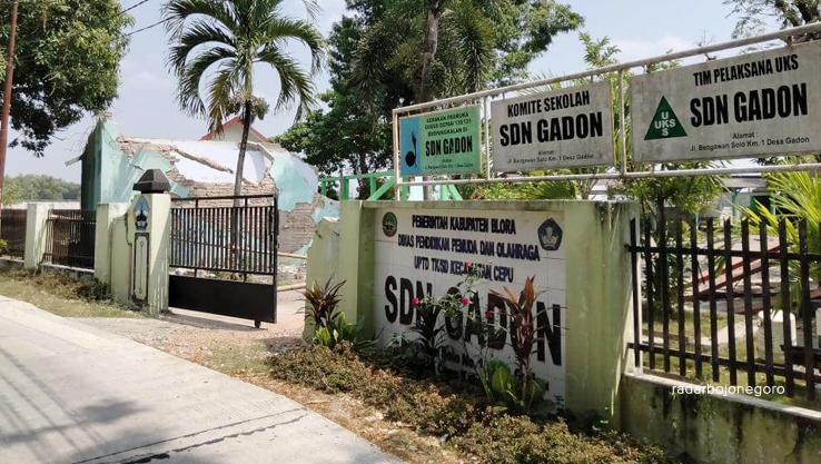 DIHENTIKAN: Pembangunan SDN Gadon Kecamatan Cepu ini belum dilanjutkan. Seputar Proyek Pembangunan SDN Gadon. (LUKMAN HAKIM/RDR.BLORA)