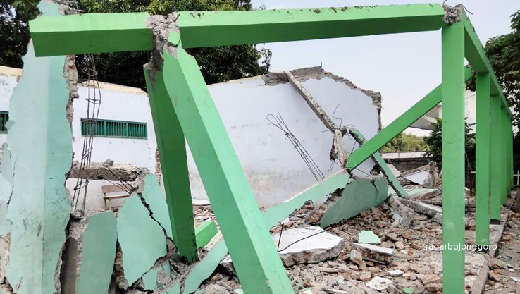 DIHENTIKAN: Pembangunan SDN Gadon Kecamatan Cepu ini belum dilanjutkan. Seputar Proyek Pembangunan SDN Gadon. (LUKMAN HAKIM/RDR.BLORA)