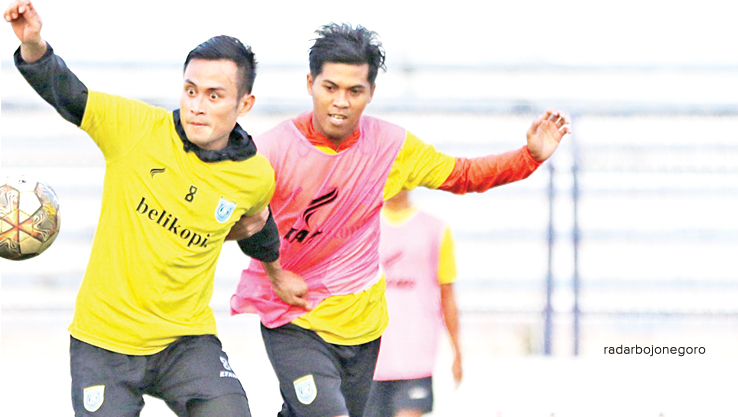 AGENDA UJI COBA LAGI: Pemain Persela menjalani game internal di Stadion Surajaya Lamongan kemarin sore. (ANJAR DWI PRADIPTA/RDR.LMG)