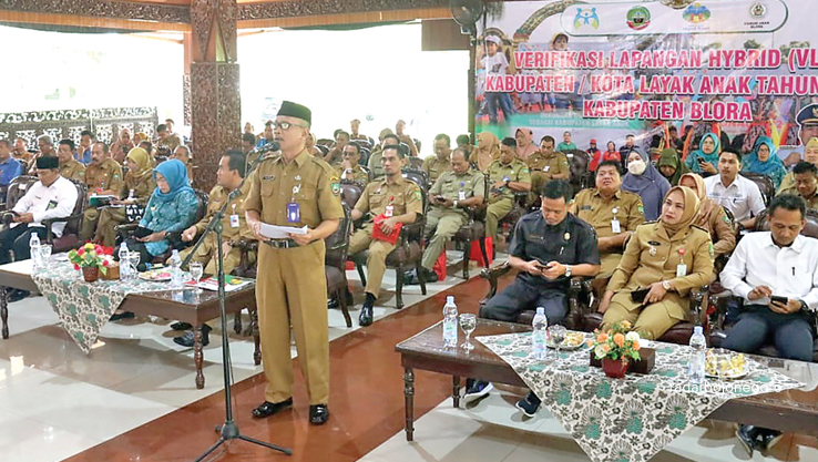 PRESTASI: Bupati, Dinsos P3A, dan sejumlah OPD saat verifikasi lapangan hiybrid di Pendopo Bupati. (ISTIMEWA FOR RDR.BLORA)