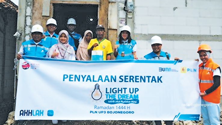 KEPEDULIAN: Manajer UP3 PLN Bojonegoro Cynthia Dewi Ariyani bersama salah satu warga menerima bantuan penyambungan listrik gratis. Program ini langkah nyata PLN mewujudkan energi berkeadilan dan pemer