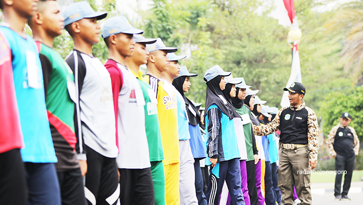 PERSIAPAN UNTUK UPACARA HUT RI: Calon paskibraka Kabupaten Lamongan latihan berbaris dan gerak jalan.&nbsp; (ANJAR DWI PRADIPTA/RDR.LMG)