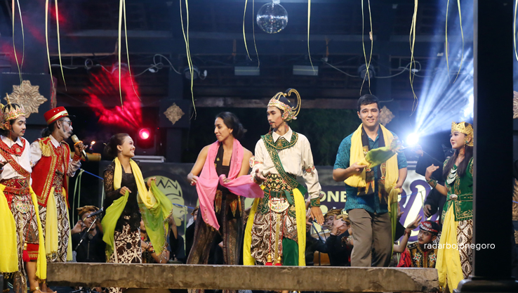 BUDAYA: Para lakon menampilkan seni pertunjukan Sandur Kolosal. Bahkan, ada delegasi empat negara ikut menari. (YUAN EDO/RDR.BJN)