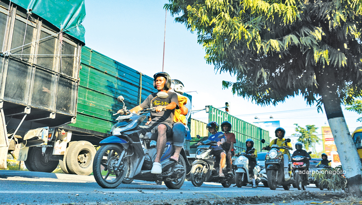 RAMAI: Para pemotor melintas di sisi kendaraan besar di Jalan TGP Kelurahan Banjarejo. Fase lampu merah Banjarejo ini akan dievaluasi. Terutama usai terjadi dua kecelakaan dengan memakan korban jiwa.