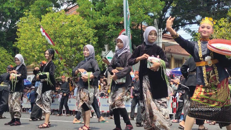 SERAGAM ADAT: Para siswa mengenakan pakaian adat Samin saat karnaval tahun lalu. (ISTIMEWA FOR RDR.BLORA)