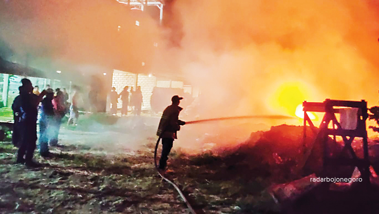 PADAMKAN API: Petugas menyiramkan air ke sekitar kandang api yang terbakar. (ISTIMEWA FOR RDR.LMG)
