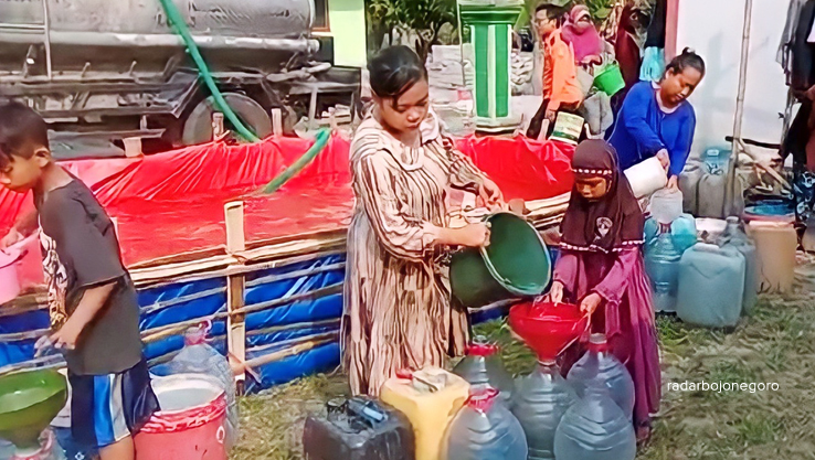 KEKERINGAN: Warga Desa Doplang Kecamatan Jati mengambil air bantuan dari BPBD. Tahun ini diprediksi ada 125 Desayang mengalami krisis air bersih. (ISTIMEWA FOR RDR.BLORA)